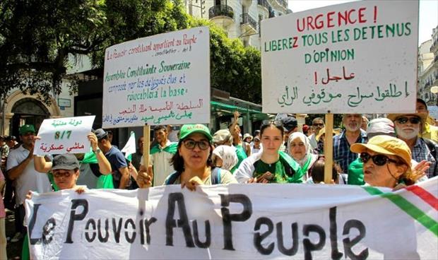 بين الكرة والسياسة.. جزائريون يتظاهرون صباحًا في انتظار «نهائي أفريقيا» مساءً