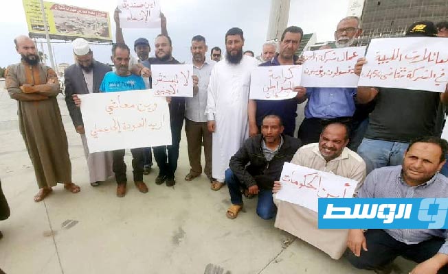 الوقفة الاحتجاجية للعاملين بمصنع الأسمنت أمام فندق تيبستي في بنغازي، الثلاثاء 2 مايو 2023. (وال)