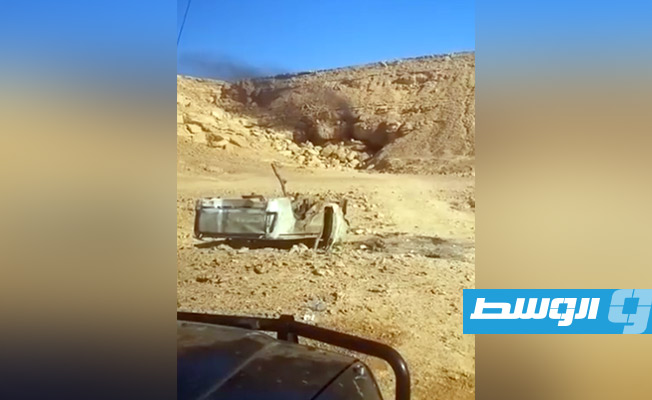السيارة التي تعرضت لانفجار عبوة مفخخة بمنطقة الهروج وأودت بحياة آمر سرية حماية قاعدة الواو الجوية جنوب ليبيا. (من مقطع فيديو نشره الناطق باسم القيادة العامة)