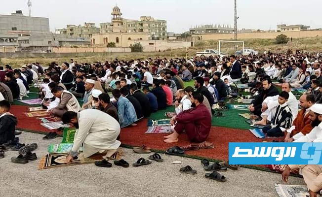 مواطنون يؤدون صلاة العيد في مدينة القبة، 2 مايو 2022، (بلدية القبة)