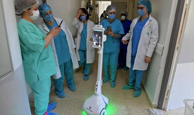 روبوت يساعد الطاقم الطبي والعائلات على التواصل مع المرضى وتجنب خطر العدوى (أ ف ب)