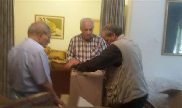 بالصور: الأديب يوسف الشريف يهدي جامعة بنغازي مكتبته الخاصة