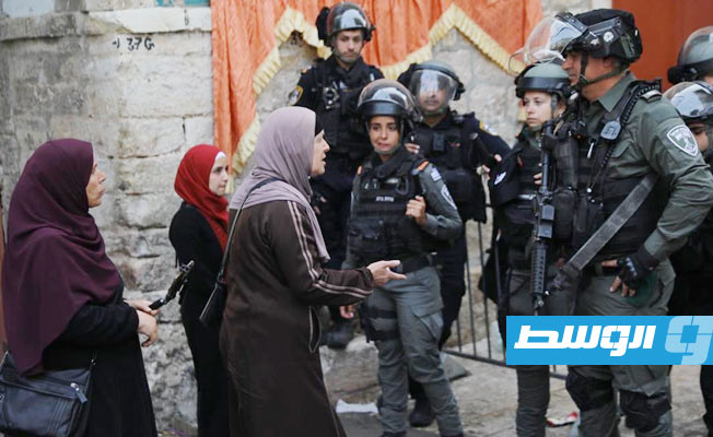 نساء فلسطينيات في مواجهة جنود الاحتلال قرب المسجد الأقصى, 17 إبريل 2022. (وكالة وفا الفلسطينية)