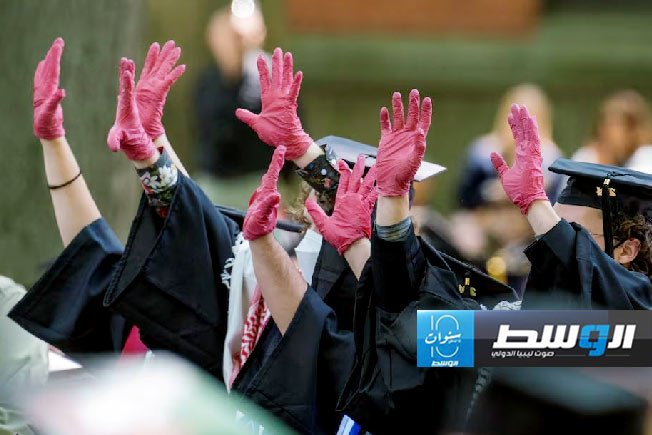طلاب جامعة «ييل» الأميركية ينسحبون من حفل التخرج اجتجاجا على الحرب المستمرة على غزة، 20 مايو 2024. (رويترز)