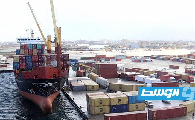 ميناء بنغازي يستقبل 17 ألف طن أسمنت وأكثر من 7 آلاف طن شعير