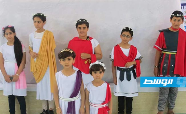 أطفال ليبيا يشاهدون الآثار المستردة بالأزياء التاريخية