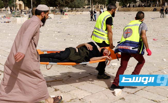 سقوط عشرات المصابين بعد تجدد الاشتباكات في باحة الأقصى