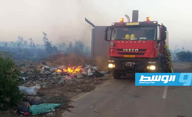 عربة إطفاء تابعة لإحدى شركات النفط خلال إخماد الحريق بغابة في محيط العاصمة طرابلس يونيو الماضي. (المؤسسة الوطنية للنفط)