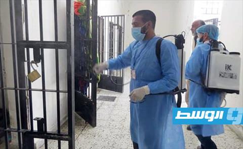 بالصور.. تعقيم العنابر وإجراء تحاليل للسجناء في سجن قرنادة