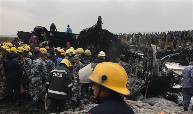 بالصور.. مأساة مقتل 50 راكباً في تحطم طائرة بنغالية بملعب كرة قدم
