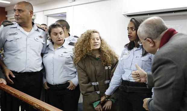 ضابط إسرائيلي «يتحرش» بعهد التميمي أثناء التحقيق معها
