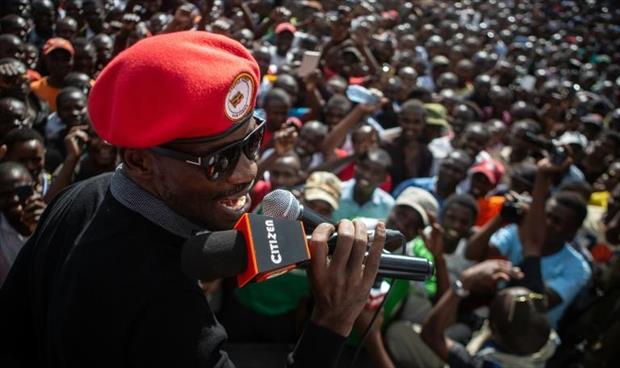 مغنٍ أوغندي معارض يحيي حفلة أمام آلاف الأشخاص