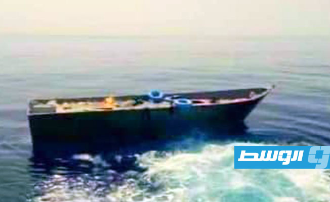 أحد القاربين الذي كان يقل المهاجرين قبل عملية الانقاذ شمال صبراتة. (إدارة التوجيه المعنوي بالجيش الليبي)