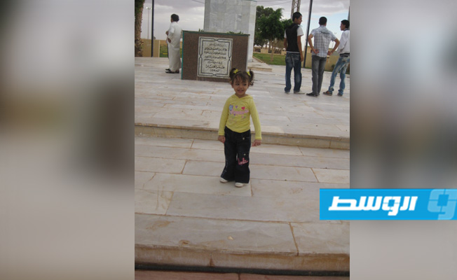 طفلة ليبية تلتقط صورة تذكارية عند الضريح. (بوابة الوسط)
