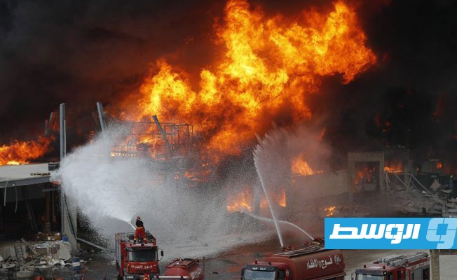 إخماد الحريق الضخم الذي شب في مرفأ بيروت