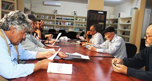 مجموعة من الكتاب والمثقفون والفنانون يناقشون ببنغازي عملية سير الملتقى الوطني.(الوسط)