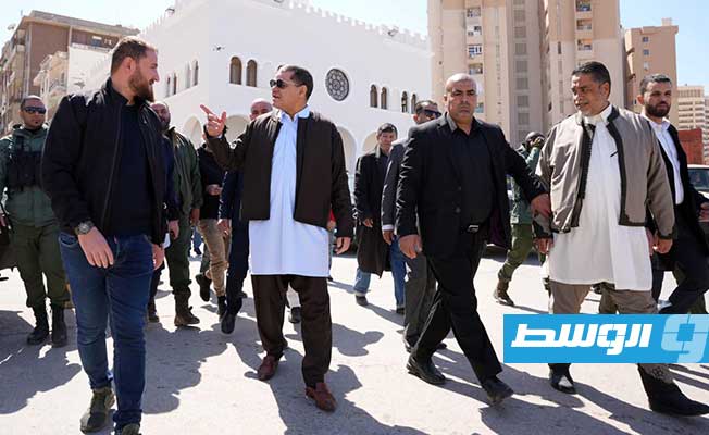 الدبيبة خلال جولة عقب صلاة الجمعة في المنطقة المحيطة بمسجد أبورقيبة بالعاصمة.