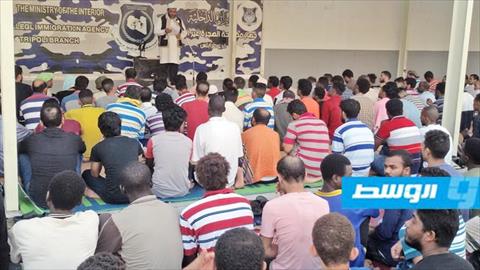 «مكافحة الهجرة» بطرابلس يقيم صلاة عيد الأضحى وينحر أضحية للمهاجرين