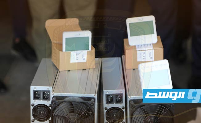 ضبط عدد من أجهزة تعدين العملات الرقمية المهربة بمطار مصراتة