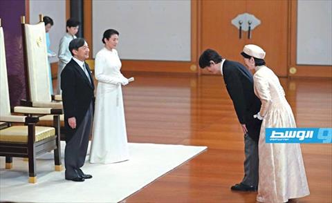 الإمبراطور ناروهيتو يعتلي عرش اليابان ويتعهد بالوقوف «إلى جانب الشعب»