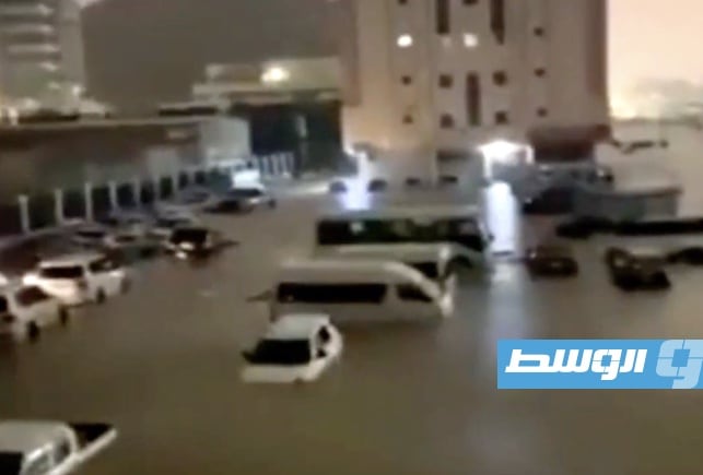 الأمطار الغزيرة تعوق حركة السيارات في بعض المناطق الإماراتية (صورة من فيديو: تويتر)