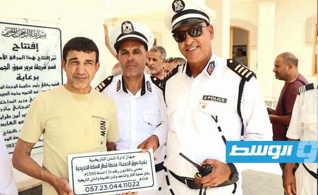 تسليم شهادة التوثيق إلى مسؤولين عن مبنى قسم مرور سوق الجمعة. (مديرية أمن طرابلس)
