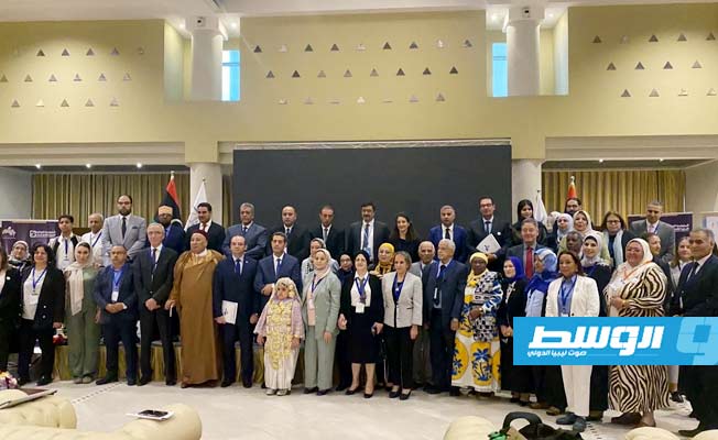 جانب من المشاركين في المؤتمر الإقليمي لتعزيز المشاركة في الانتخابات بأحد فنادق طرابلس، 21 مايو 2023 (حساب السفير بموقع تويتر)