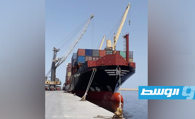 تفريغ حمولة إحدى السفن في ميناء بنغازي البحري. (الميناء)