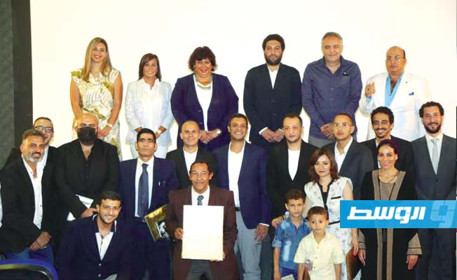 وزيرة الثقافة المصرية تكرم صناع «ريش» بعد جائزة «كان»