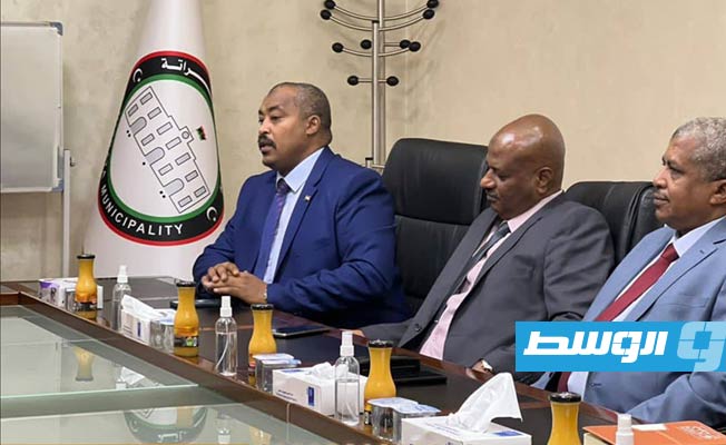 جانب من اجتماع مسؤولي بلدية مصراتة مع الوفد السوداني بمقر البلدية، 6 أكتوبر 2022. (البلدية)