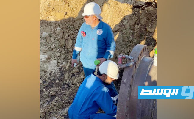 أعمال صيانة بأحد حقول النفط الليبي، 7 يناير 2022. (مؤسسة النفط)