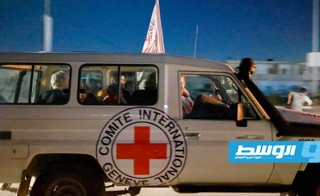 سيارة تابعة للصليب الأحمر تحمل أسرى إسرائيليين. (الإنترنت)