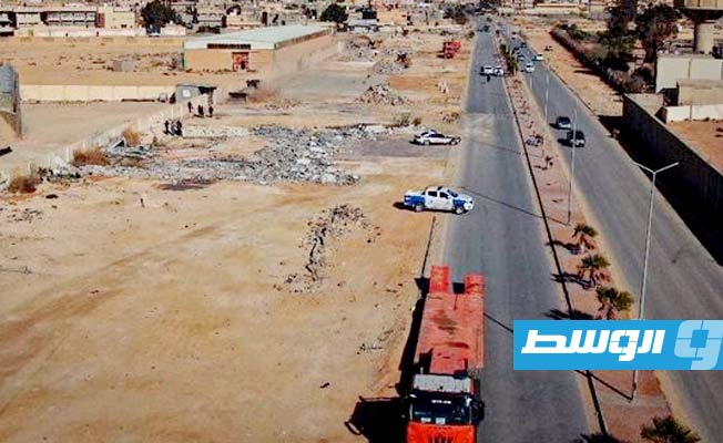 إزالة مبانٍ مخالفة على خط النهر الصناعي ببني وليد. (وزارة الداخلية بحكومة الدبيبة)
