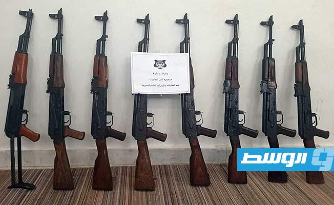 مداهمة منزل مواطن يبيع أسلحة كلاشينكوف في أجدابيا