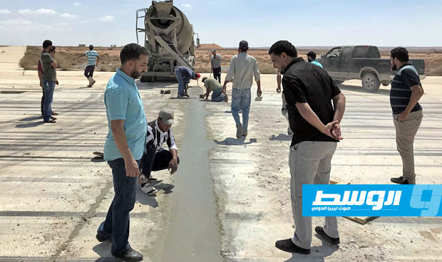 رجل أعمال يتكفل بصيانة وترميم مهبط مطار طبرق
