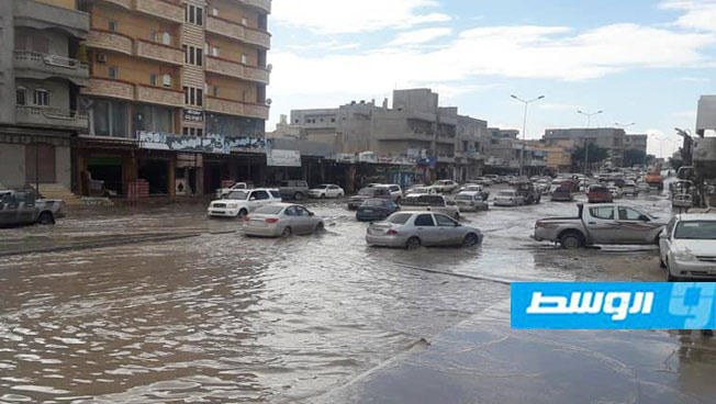 أمطار غزيرة في طبرق والبلدية تناشد شركة الصرف الصحي للتدخل