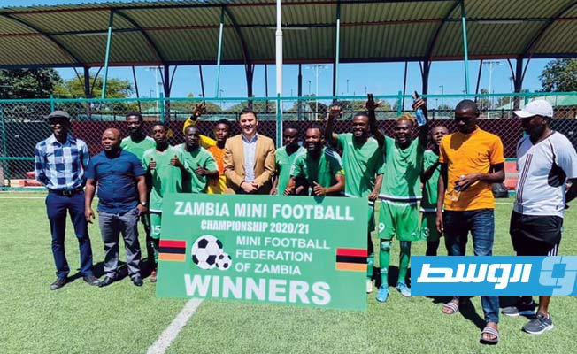 الليبي شكري الجعيدي يحتفل باختتام بطولة كرة القدم المصغرة الزامبية. (فيسبوك)