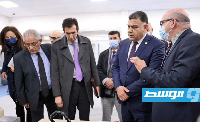 وزير الداخلية بحكومة الوحدة الوطنية خالد مازن خلال زيارة شركة «اتش بي تكنولوجي» الجزائرية، 28 نوفمبر 2021. (فيسبوك)