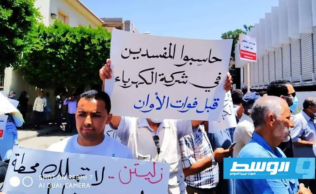 بالصور.. متظاهرون أمام مقر «الرئاسي» يطالبون بحل مشكلة انقطاع الكهرباء ومحاسبة المسؤولين