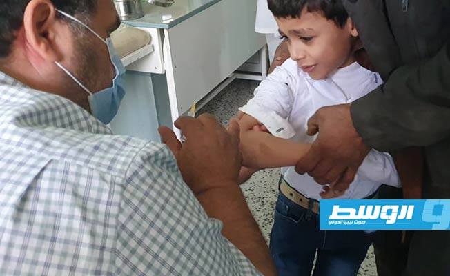 حملة تطعيم لطلبة الصف الأول والتاسع بمرحلة التعليم الأساسي في بني وليد. (الإنترنت)