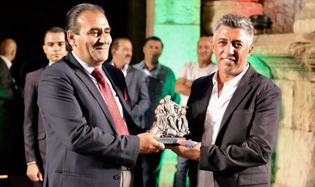 عمر العبداللات خلال تكريمه من رئيس بلدية جرش (خاص لـ بوابة الوسط)