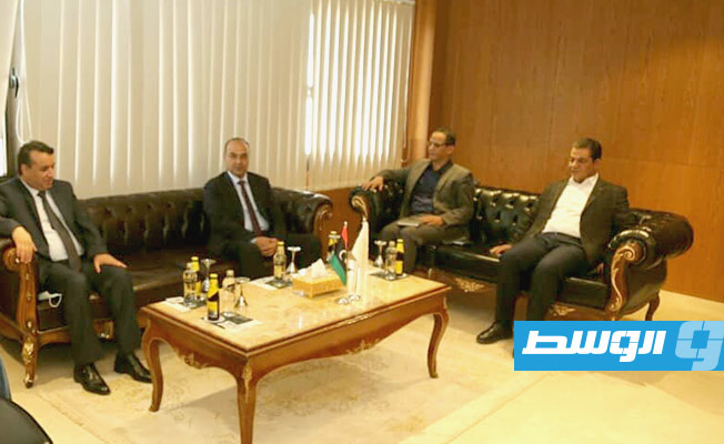 وزير الدولة لشؤون المُهجرين وحقوق الإنسان أحمد فرج أبوخزام، مع رئيس المجلس التسييري لبلدية بنغازي الصقر عمران بوجواري, 11 أبريل 2021. (بلدية بنغازي).