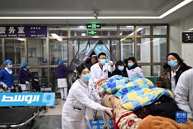 مصابون جراء الزلزال يتلقون العلاج بإحدى المستشفيات الصينية. (شينخوا)