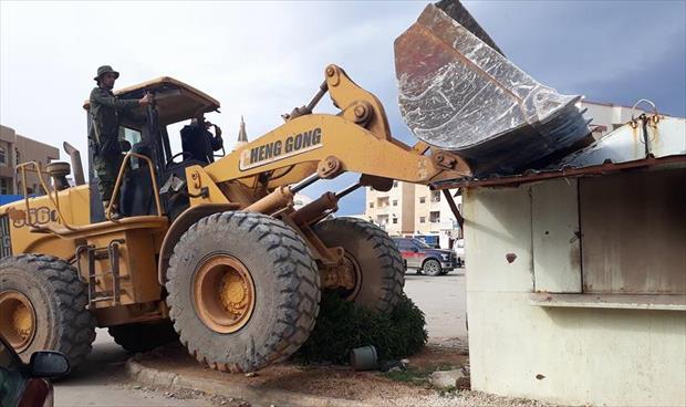البدء في إزالة المباني العشوائية والأكشاك بمدينة درنة