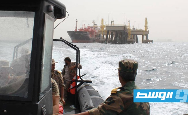 دورية بحرية لحرس المنشآت النفطية من ميناء الزاوية إلى حقل الجرف البحري