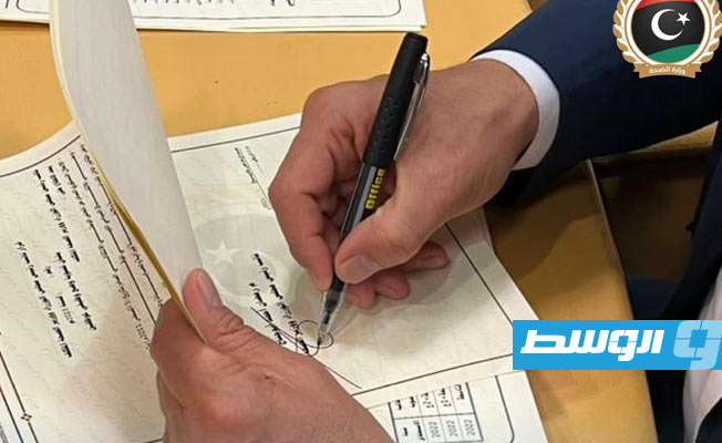 وزير الصحة المكلف رمضان أبوجناح يوقع الدفعة الرابعة من قرارات تسوية الدرجات الوظيفية للعناصر الطبية، الإثنين 27 مارس 2023 (وزارة الصحة)