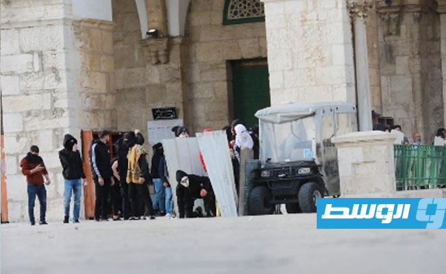 فلسطينيون يصدون محاولات الاحتلال اقتحام المسجد الأقصى, 22 إبريل 2022. (وكالة الأنباء الفلسطينية - وفا)