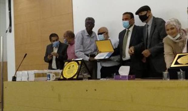 حسن أونيس يسلم شهادة تقدير لمحمد الدنقلي (بوابة الوسط)