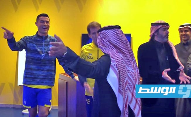لاعبو النصر السعودي يرحبون بكريستيانو. (صورة مثبتة من الفيديو)