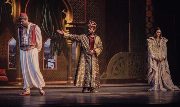 محمد جمعة يتوسط تارا عماد، يمين، وأحمد عز في مشهد من مسرحية "علاء الدين" (خاص لـ بوابة الوسط)